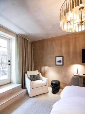 King Room 10 with Patio - Palace Modern Hotel at the Plaza